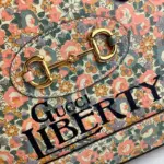 ensuring that your belongings are kept in pristine condition. The iconic Horsebit detail adorns the front of the bag