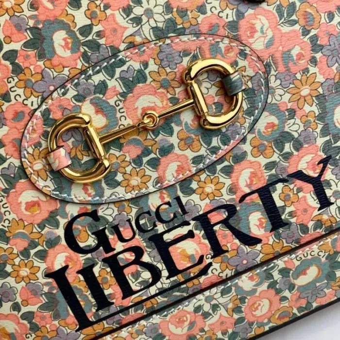ensuring that your belongings are kept in pristine condition. The iconic Horsebit detail adorns the front of the bag