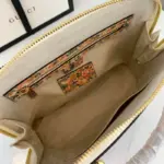 even when placed on various surfaces.The interior of the bag is thoughtfully designed with both a zipper and open pockets