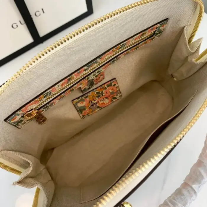 even when placed on various surfaces.The interior of the bag is thoughtfully designed with both a zipper and open pockets