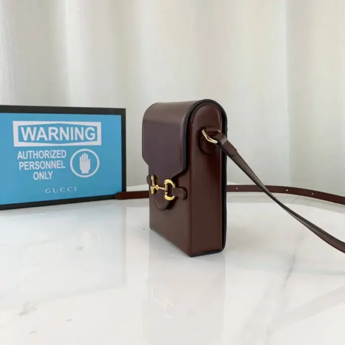 this petite rectangular bag is a must-have for any fashion enthusiast.Drawing inspiration from Gucci’s archival designs