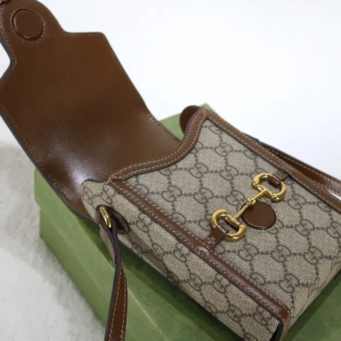 a symbol that has become synonymous with the brand.Crafted from beige and ebony GG supreme canvas