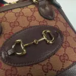 but it also reflects Gucci’s commitment to sustainability. The GG Supreme canvas used in its construction is a material with low environmental impact. The leather lining and inserts are made through an alternative metal or chrome free tanning process