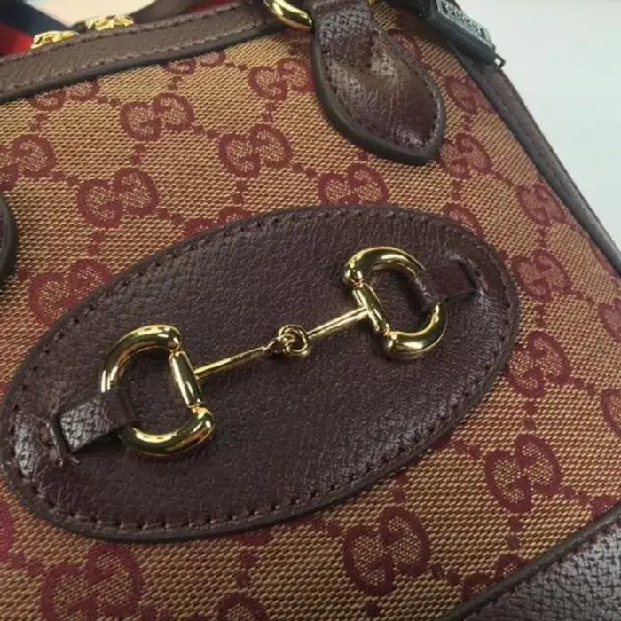 but it also reflects Gucci’s commitment to sustainability. The GG Supreme canvas used in its construction is a material with low environmental impact. The leather lining and inserts are made through an alternative metal or chrome free tanning process