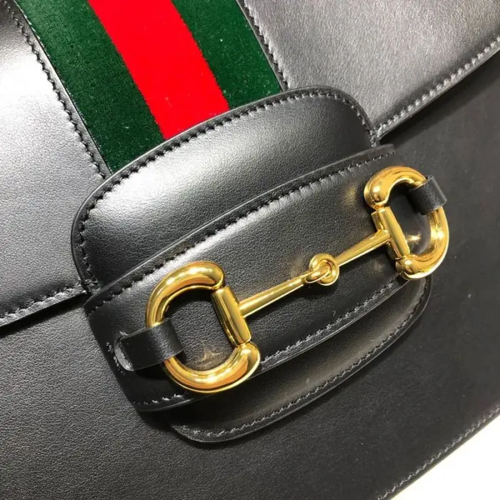 the bag features gold-toned hardware and a leather lining with inserts made from alternative metal or chrome-free tanning processes. This not only reduces the bag’s environmental footprint but also exemplifies Gucci’s commitment to responsible fashion. The front of the bag is adorned with the striking Horsebit detail