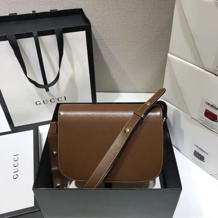 the double ring and bar design has become synonymous with the Gucci brand.Crafted from textured black leather with a vintage effect