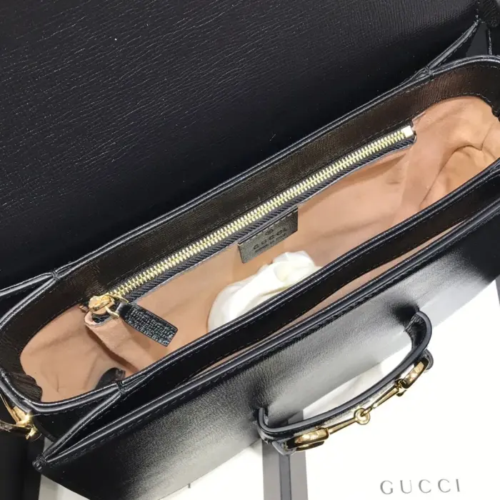 the Gucci Horsebit 1955 shoulder bag features gold-toned hardware that perfectly complements its elegant aesthetic. The microfibre lining has a luxurious suede-like finish