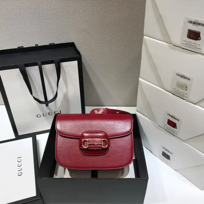 while the three gussets offer convenient storage with one zipper and one open pocket.What sets this bag apart is its versatility. The shoulder strap is equipped with snap buttons