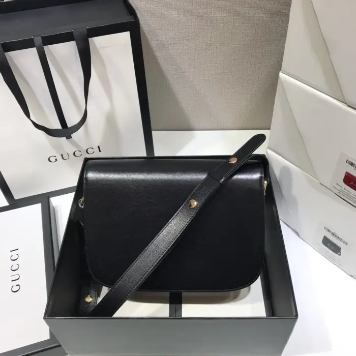 allowing you to adjust the length from a 9.8″ to 17.7″ drop. This means you can comfortably wear it on one shoulder or as a cross body bag