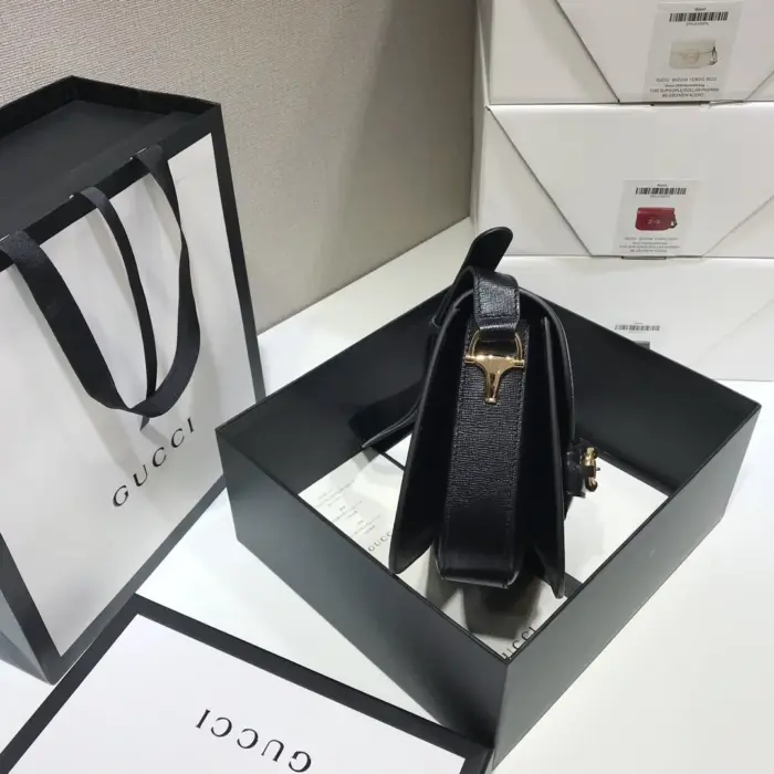 each bag comes with a small pouch containing two additional button covers that can be used to cover the exposed studs when the shoulder strap is lengthened.Designed to be practical and functional