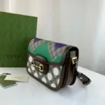 this captivating print embellishes the iconic Gucci Horsebit 1955 shoulder bag.Measuring 9.8 inches in width