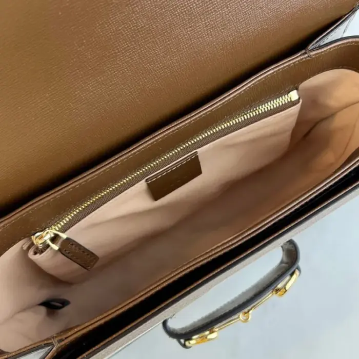 the bag boasts a cotton linen lining that adds a touch of refinement. The famous Horsebit detail embellishes the front
