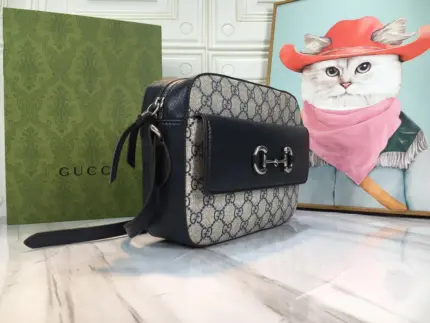 it is the ideal size for carrying your essentials.The bag is crafted from GG Supreme canvas