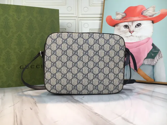 a material that has a low environmental impact. The combination of blue and beige hues gives it a classic and sophisticated look. The bag features blue leather trim and gold-toned hardware