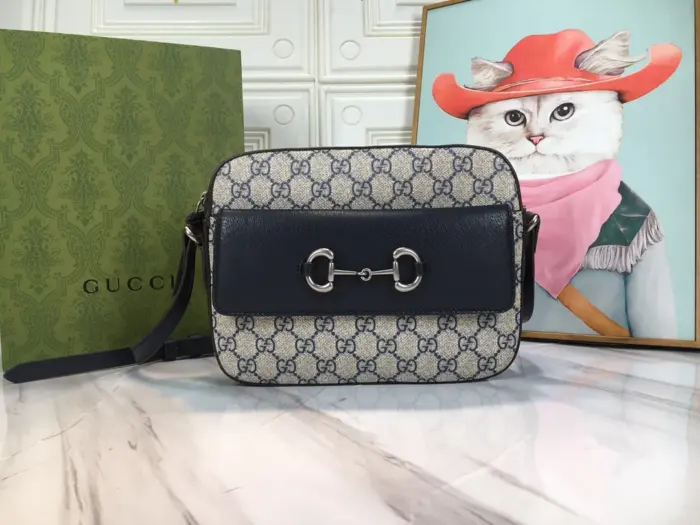 The Gucci Horsebit 1955 small bag is a must-have accessory that comes in five stunning colors. This timeless piece is versatile and perfect for any occasion. Measuring 22.5 x 17 x 6.5 cm