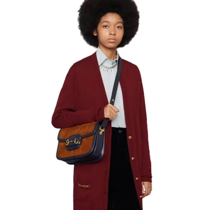 this bag exudes elegance and sophistication. The Horsebit detail takes center stage at the front