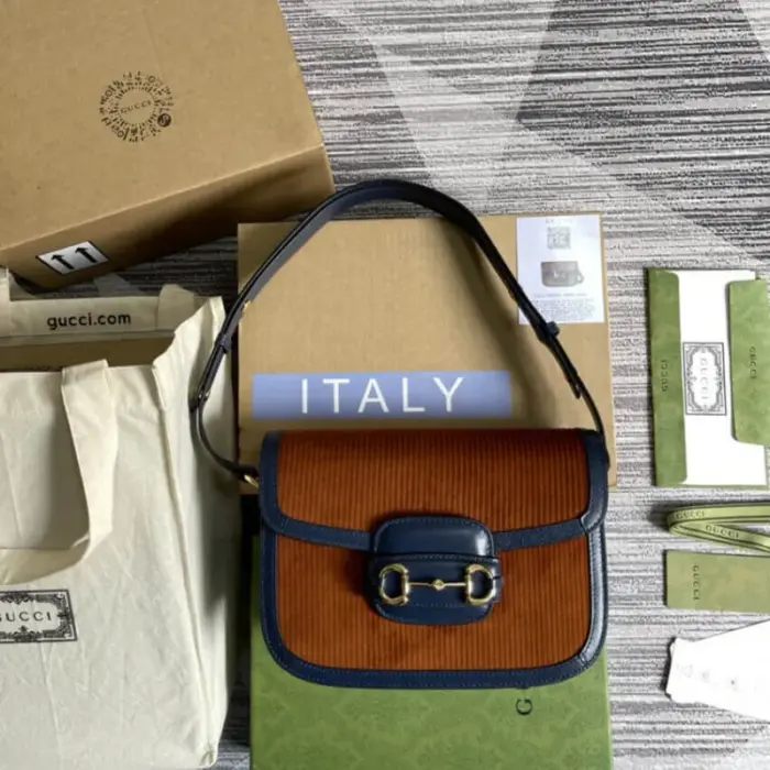 paying homage to Gucci’s rich heritage.The bag boasts three gussets