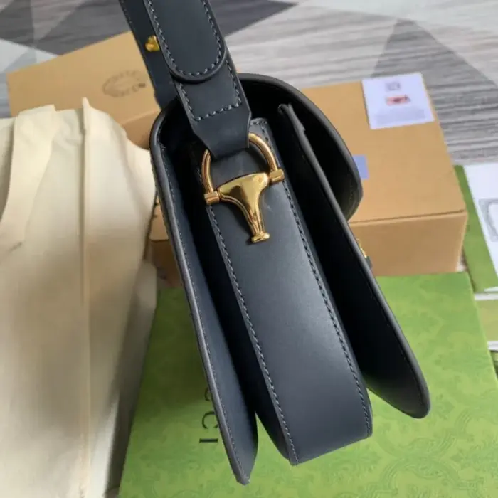 this small flap shoulder bag captures the essence of the original design while incorporating contemporary touches. It features a special mechanism that allows you to adjust the length of the shoulder strap