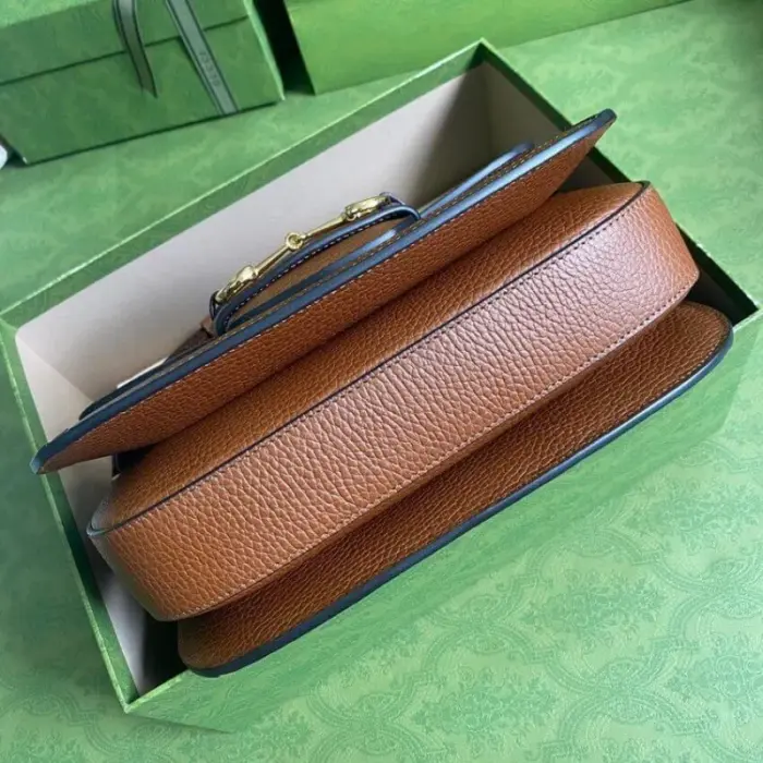 it showcases a timeless and classic design.The bag features elegant brown leather trim and is adorned with exquisite gold-toned hardware. The iconic Horsebit detail is prominently displayed at the front