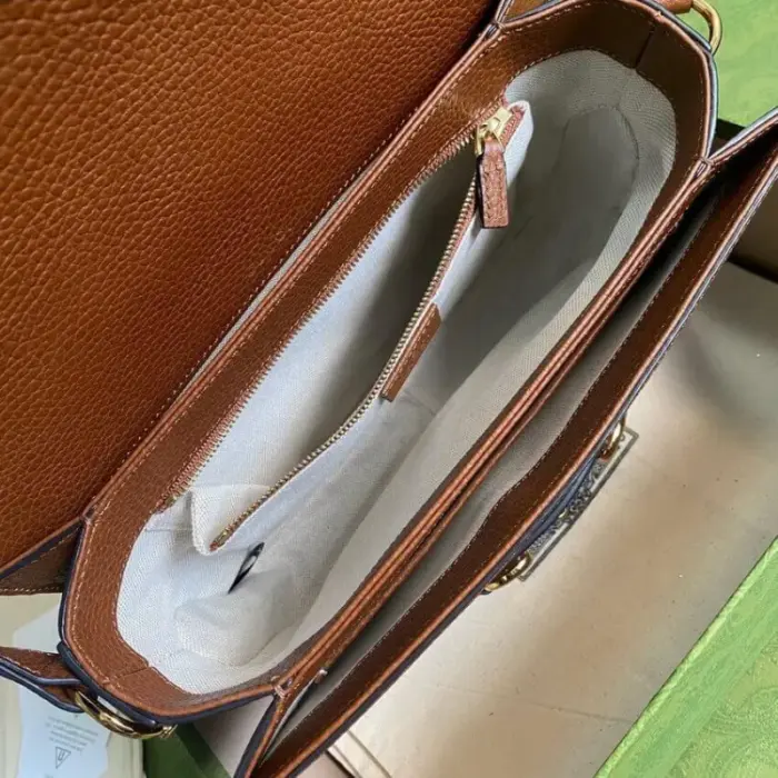 each bag comes with a small pouch that contains two extra button covers. These covers can be used to hide the exposed studs when the shoulder strap is lengthened