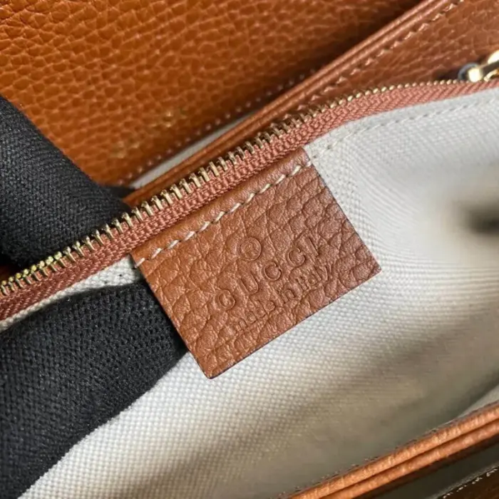 ensuring a seamless and polished look.Inside the bag