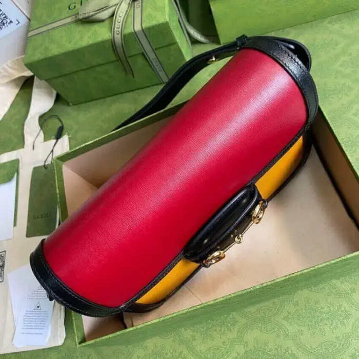 this bag offers a compact yet practical size.The distinguishing feature of this bag is the iconic Horsebit design
