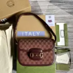this small flap shoulder bag is both stylish and practical.The bag features a burgundy leather trim and gold-toned hardware