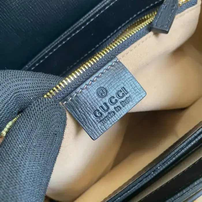 ensuring that you can easily access your belongings.What sets this bag apart is its adjustable shoulder strap with snap buttons. The strap can be lengthened or shortened