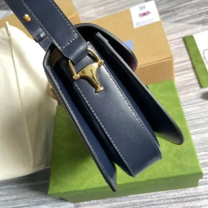 paying homage to the original design.One of the standout features of this bag is the special mechanism that allows you to adjust the length of the shoulder strap. This versatility allows you to carry the bag on one shoulder or cross-body