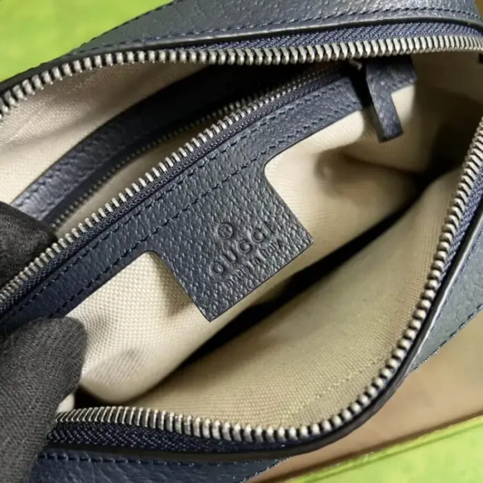 paying homage to Gucci’s heritage and adding to its timeless appeal. The bag also includes an interior zip pocket and a front pocket