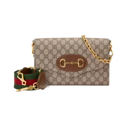 Introducing the stunning Gucci Horsebit 1955 Small Bag in GG Supreme 677286. This exquisite bag showcases the perfect blend of versatility and style. It comes with two detachable shoulder straps for your convenience ?C one in the iconic green and red Web design