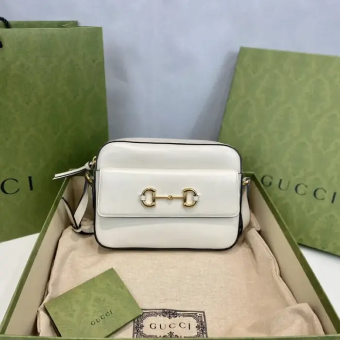 this shoulder bag is a part of the Epilogue collection and combines the original Horsebit design with a modern twist. It has a compact size