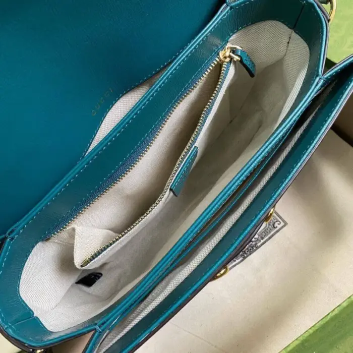 while the prominent Horsebit detail at the front and half Horsebit details on each side showcase the brand’s intricate craftsmanship.To add versatility to its style