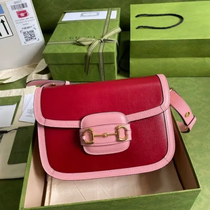this bag is a stylish and compact accessory.As part of Gucci’s beloved collection