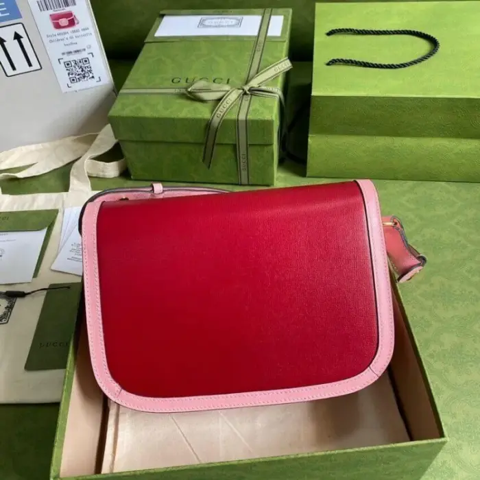 the signature Horsebit hardware is prominently featured on this bag. The rich ruby-toned leather is beautifully complemented by delicate pastel pink trim. This color combination exudes elegance and sophistication.Measuring at 25 x 18 x 8 cm