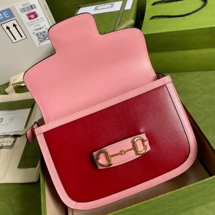 including one zipper pocket and one open pocket. This provides ample space for organizing your essentials. The shoulder strap