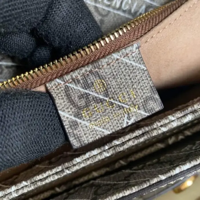 each bag comes with a small pouch containing two button covers. These can be used to cover the exposed studs when the shoulder strap is lengthened