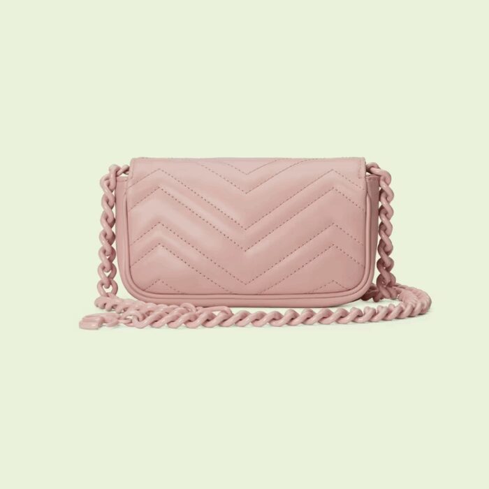 it is introduced as part of the GG Marmont universe in pink chevron matelassé leather with a chain strap.