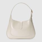 this recognizable bag returns to the forefront in white leather with an additional detachable shoulder strap. The second shoulder strap can be fastened to the handbag with a buckle