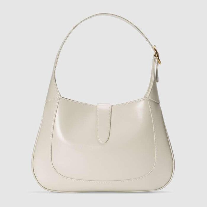this recognizable bag returns to the forefront in white leather with an additional detachable shoulder strap. The second shoulder strap can be fastened to the handbag with a buckle