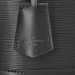 textured cowhide exclusive to the House. Its unmistakable shape and signature details – padlock