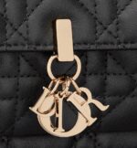 it is embellished with a 'D.I.O.R.' charm for a chic and timeless allure. Thanks to its numerous compartments