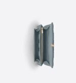 it is embellished with a 'D.I.O.R.' charm. Thanks to its numerous compartments