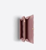 it is embellished with a 'D.I.O.R.' charm. Thanks to its numerous compartments