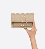 the functional accessory can accommodate all the daily essentials. Its jewel chain allows it to be worn over the shoulder or crossbody.