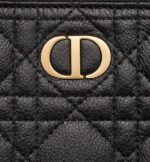 sans-serif; background-color: #f6f6f6;">The Dior Caro Daily pouch is an elegant and practical accessory. Crafted in black supple calfskin