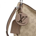 adjustable strap (drop: min. 48 cm/18.9 inches