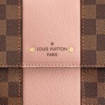sans-serif; letter-spacing: 0.4px;">This Bond Street BB is fashioned in a harmonious combination of Damier Ebene canvas and Cuir Taurillon leather and is adorned with a leather nametag and an elegant central stripe signed Louis Vuitton. This one-handled bag offers multiple carry options: by hand