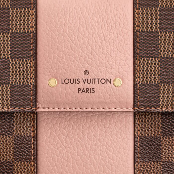 sans-serif; letter-spacing: 0.4px;">This Bond Street BB is fashioned in a harmonious combination of Damier Ebene canvas and Cuir Taurillon leather and is adorned with a leather nametag and an elegant central stripe signed Louis Vuitton. This one-handled bag offers multiple carry options: by hand