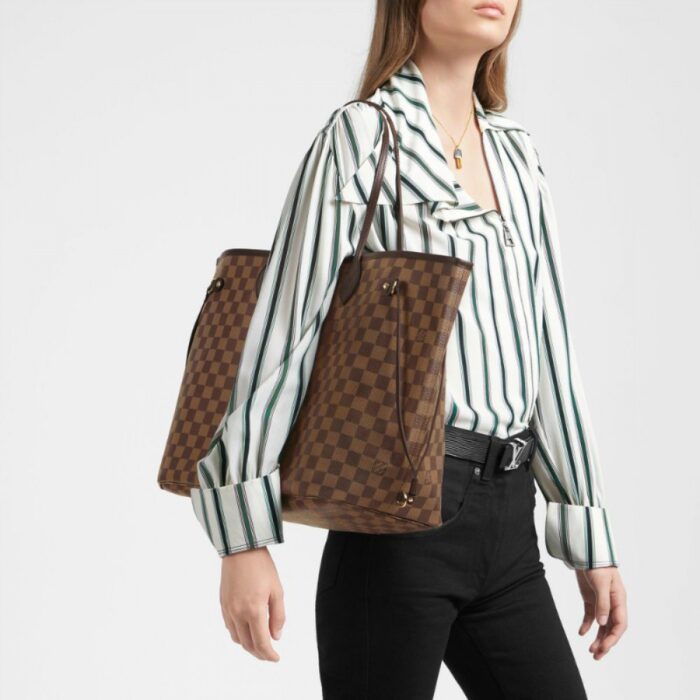- Size: 15.7 x 13.0 x 7.9 inches- Feature:- Redesigned interior with Louis Vuitton archive details- Textile-lined inside pocket- Removable zippered clutch with matching interior- Natural cowhide leather trim- Shiny golden brass hardware